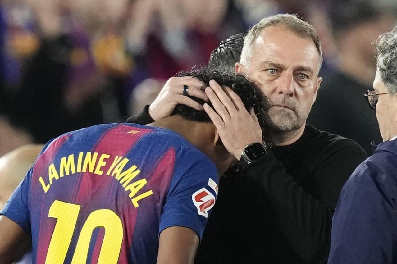Yamal musste von Trainer Hansi Flick getröstet werden. © ANSA / Enric Fontcuberta