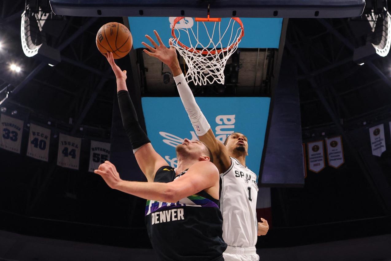 Zwei Stars im Duell: Nikola Jokic (links) und Victor Wembanyama. © APA / JUSTIN EDMONDS