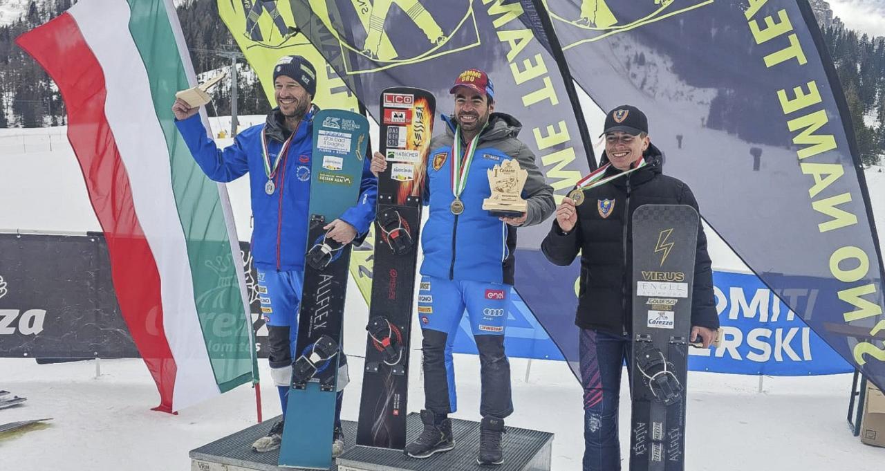 Zwei Südtiroler auf dem Podest: Aaron March (l.) und Edwin Coratti. Rechts: Mike Santuari.