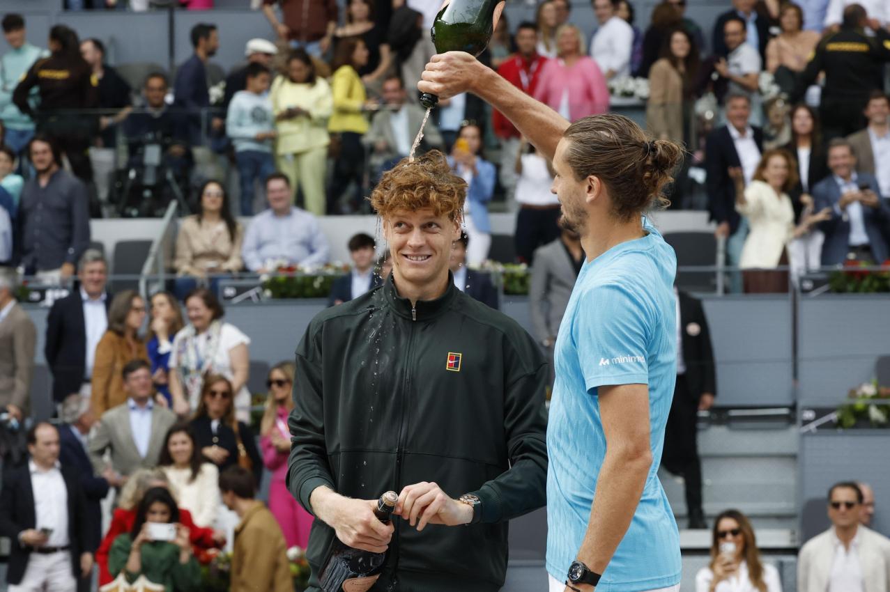 Alexander Zverev adelte Jannik Sinner. © ANSA / CHEMA MOYA