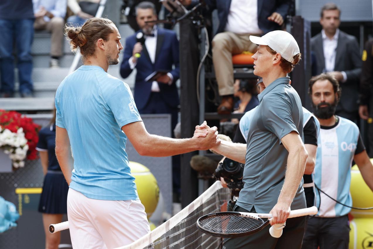 Alexander Zverev (l.) ist neun Mal in Folge an Sinner gescheitert. © ANSA / CHEMA MOYA