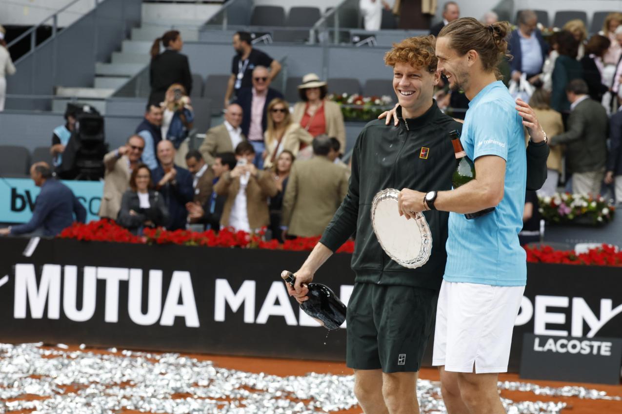 Alexander Zverev (r.) musste Jannik Sinner den Titel in Madrid überlassen. © ANSA / CHEMA MOYA
