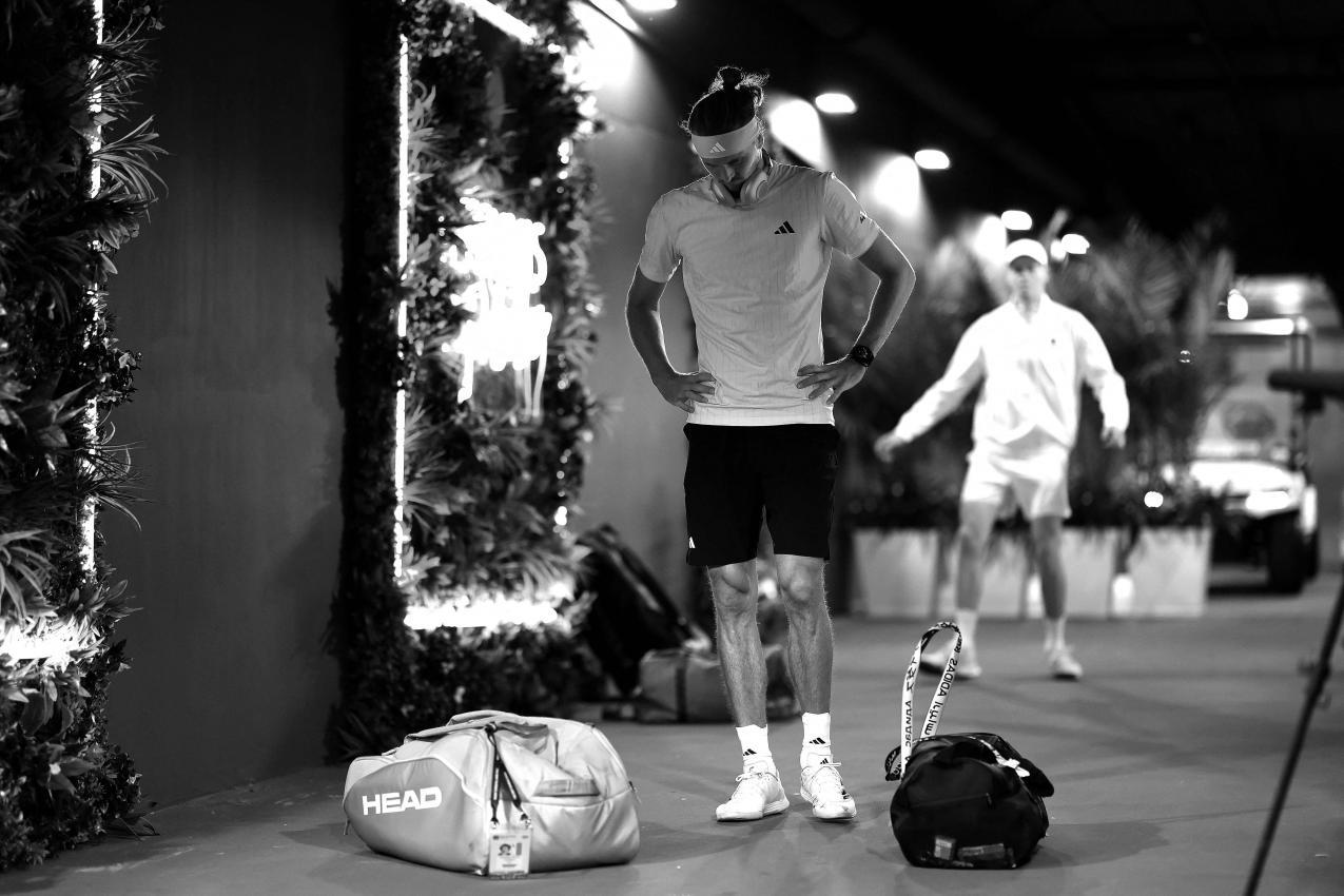 Alexander Zverev (vorne) und Jannik Sinner (hinten) stehen sich im Madrid-Finale gegenüber. © APA / CLIVE BRUNSKILL