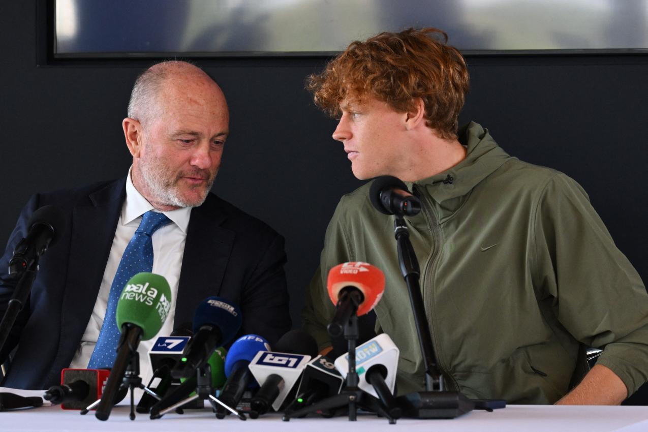 Angelo Binaghi und Jannik Sinner im Gespräch. © AFP / ANDREAS SOLARO