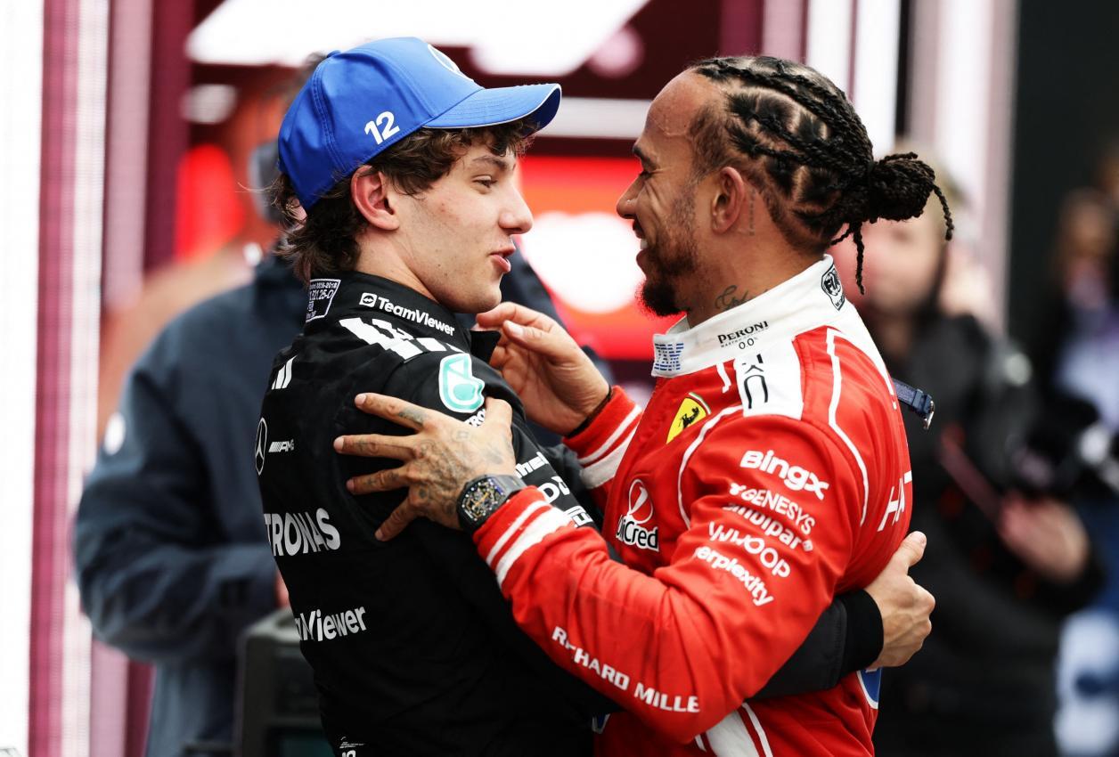 Antonelli und Hamilton herzen sich: Beide fuhren aufs Podest. © APA / MARK THOMPSON