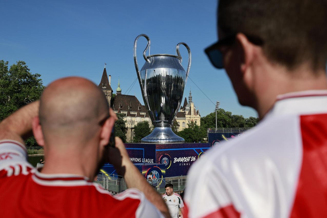 Arsenal-Fans fotografieren den Henkelpott in Budapest. © ANSA / ANNA SZILAGYI