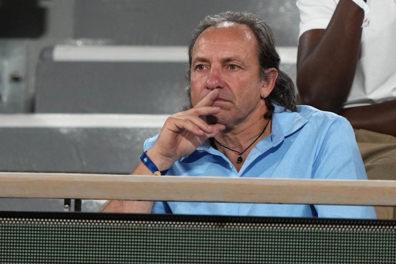 Auch der französische Eiskunstlauf-Star Philippe Candeloro ließ sich das Sinner-Match nicht entgehen. © APA/afp / DIMITAR DILKOFF