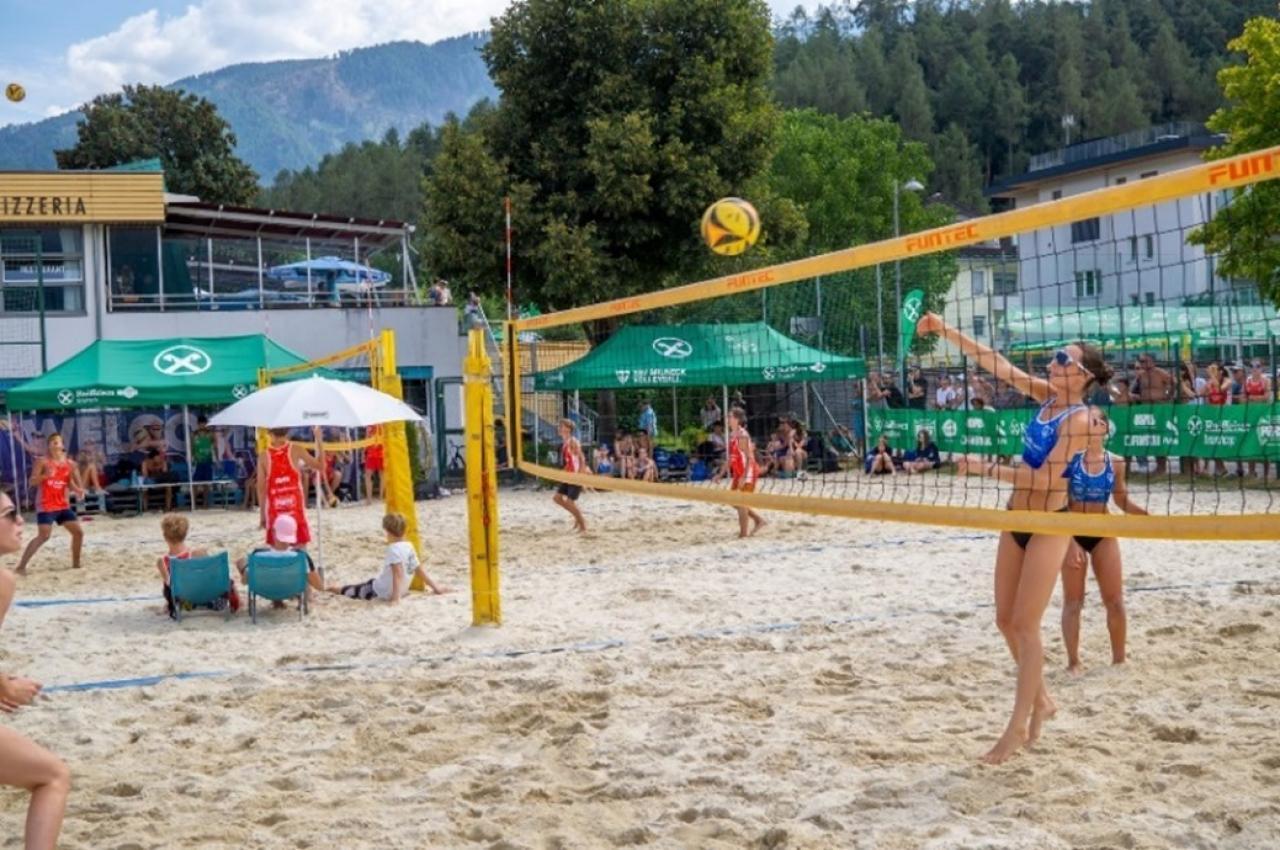 Auch die Volleyballerinnen legen los.