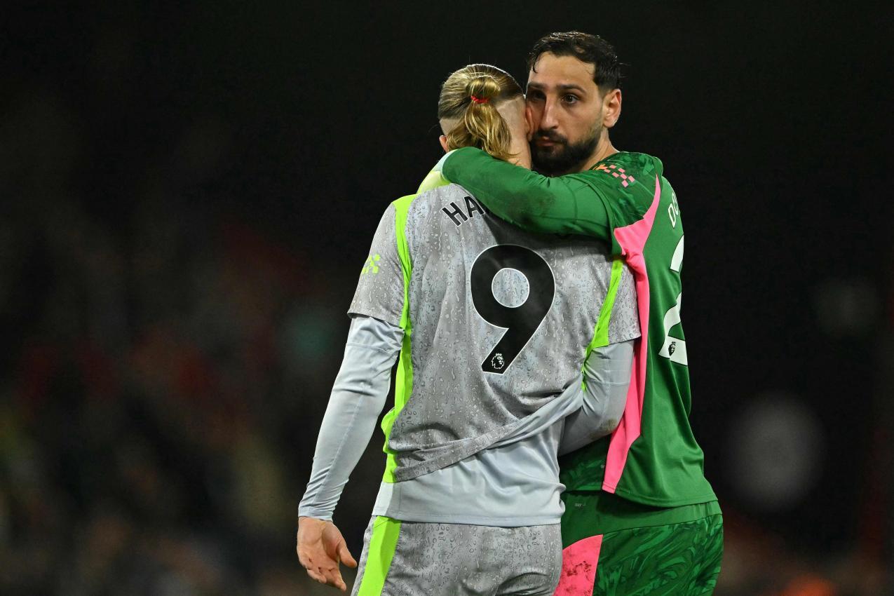Citys Gianluigi Donnarumma (r.) und Erling Haaland (l.) bleiben ohne Titel. © APA/afp / GLYN KIRK