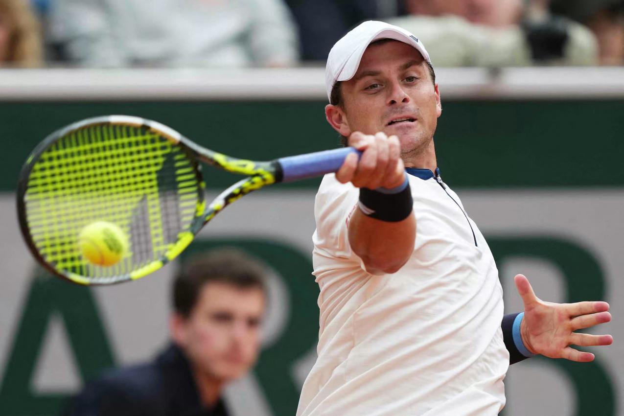Clement Tabur trifft auf Jannik Sinner. © AFP / DIMITAR DILKOFF