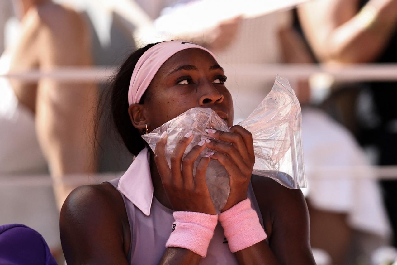 Coco Gauff  legte ihre Ersatzschläger in die Kühlbox. © APA/afp / ANNE-CHRISTINE POUJOULAT