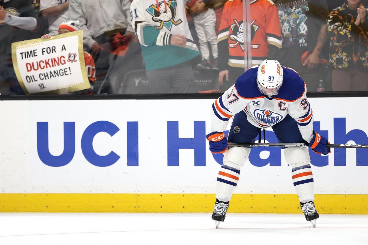 Connor McDavid muss weiter auf den Stanley Cup warten. © APA / SEAN M. HAFFEY