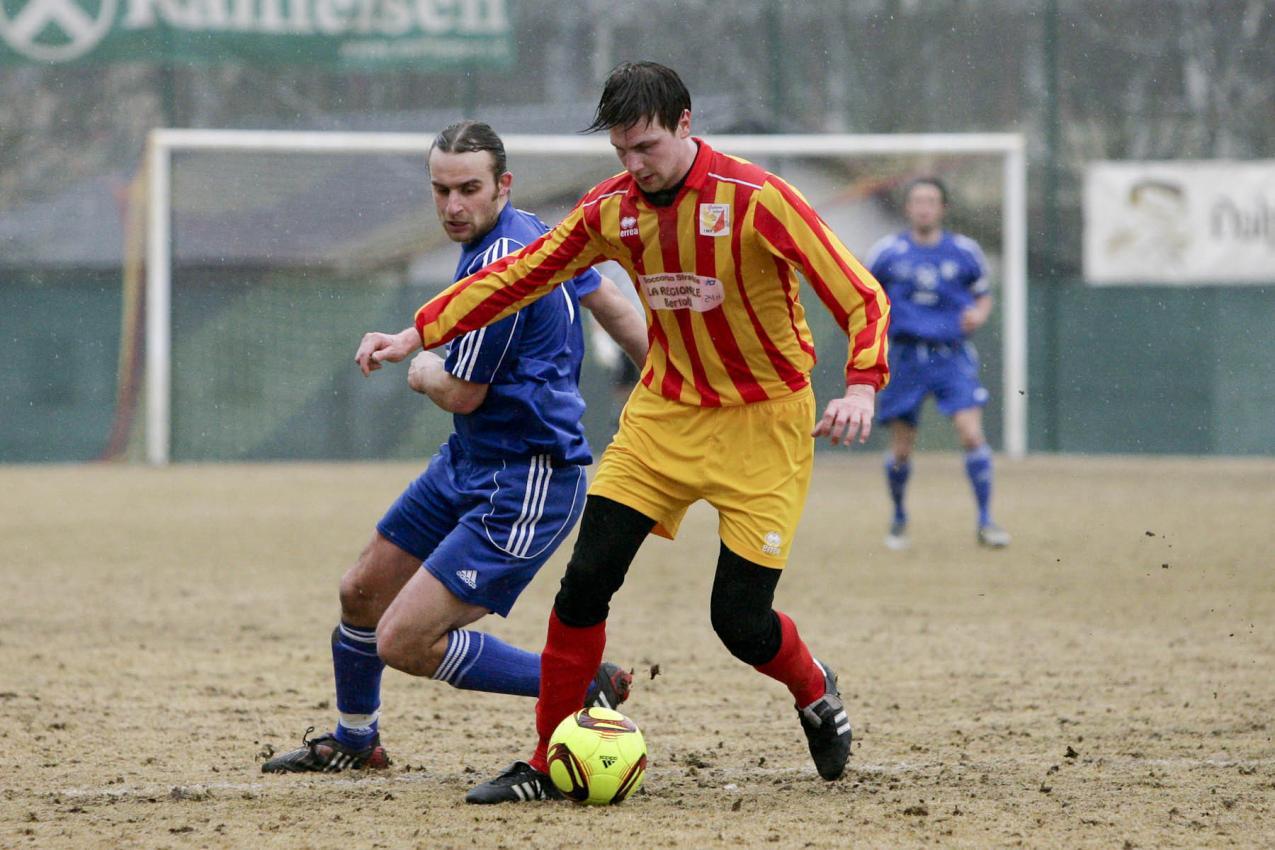Daniel Mazza (l.) als Aktiver im FCO-Trikot. Hier im Oberliga-Duell gegen Salurn und Fabia Zadra. © dieter runggaldier