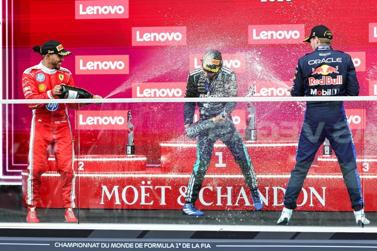 Das Podium mit Lewis Hamilton, Kimi Antonelli und Max Verstappen. © ANSA / CRISTOBAL HERRERA-ULASHKEVICH