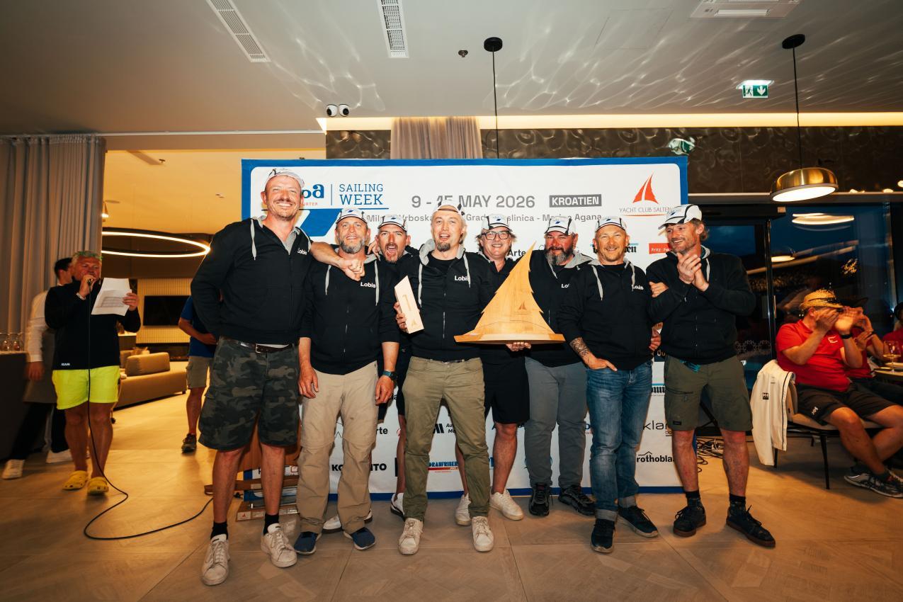 Das Team Lobis Böden siegte unter großem Applaus in der Klasse Salona 46. Im Bild von links Reinhold Trocker, Gerd Wieland, Hannes Treibenreif, Paul Lobis, Edi Pöhl, Andreas Fink, Markus Lintner und Matthias Lun.<?ZS?>