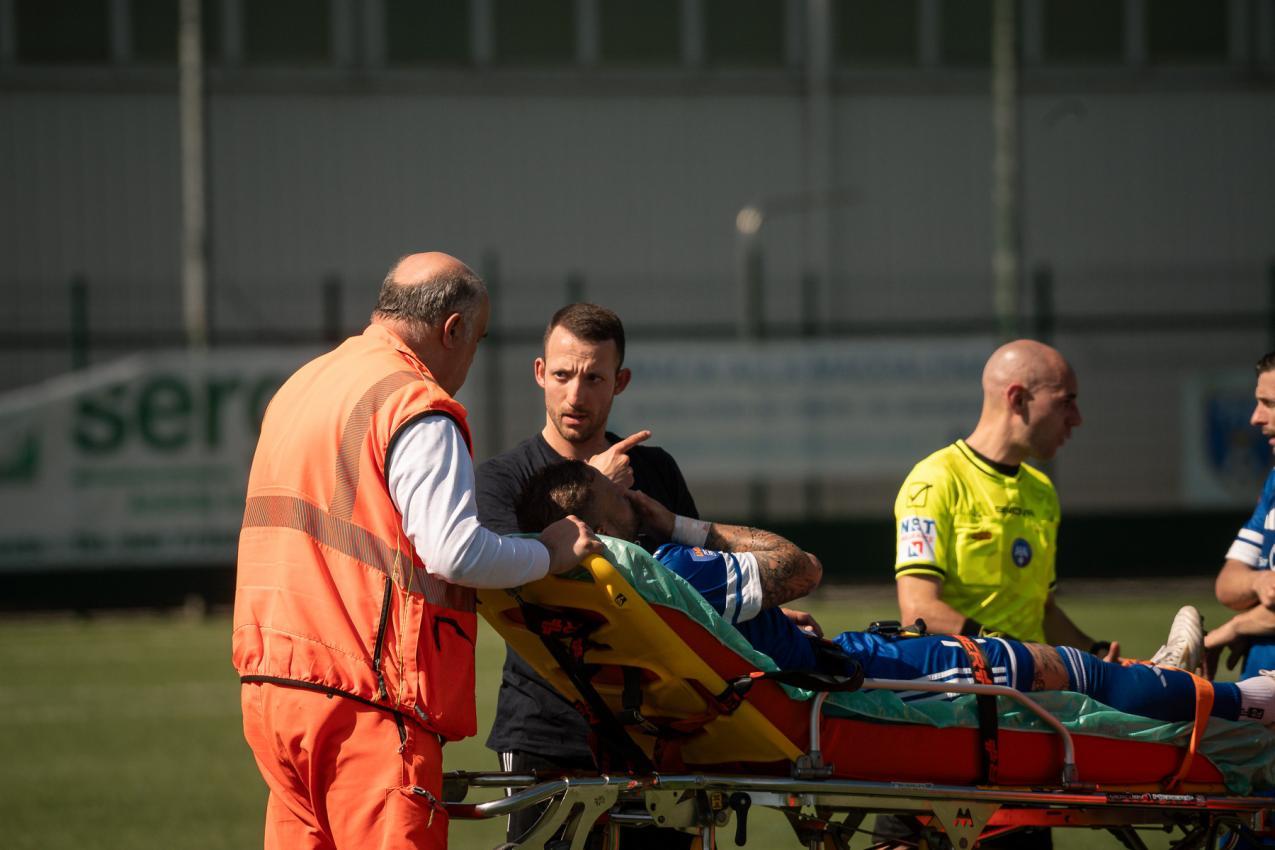 Der Einsatz von Marco Paulmichl (hier betreut von FCO-Physio Lorenzo Donati) ist fraglich.