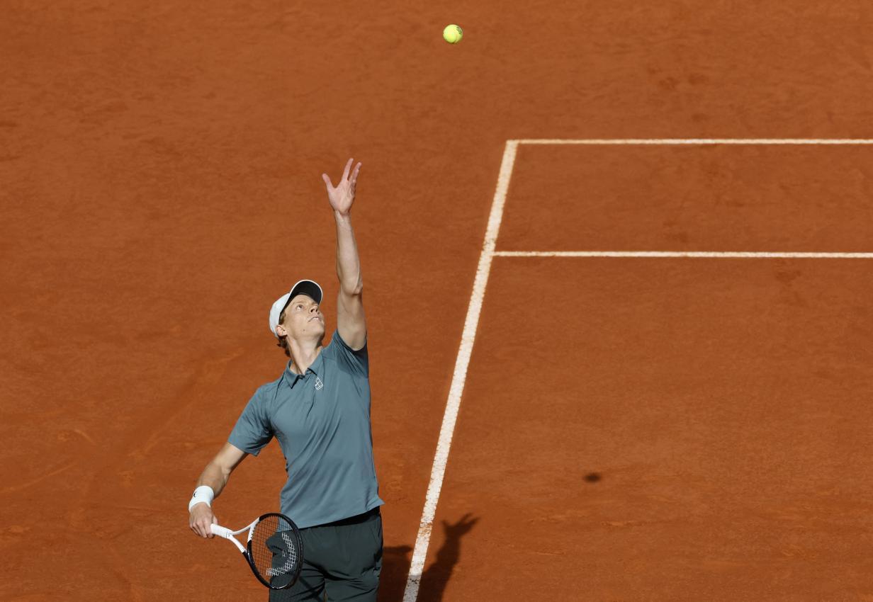Der Sinner-Aufschlag. © APA/afp / OSCAR DEL POZO