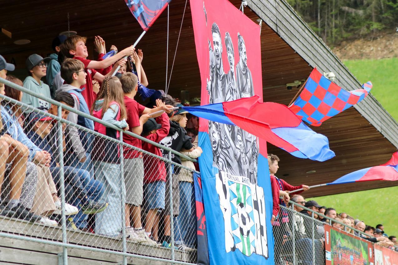 Die Ahrntaler wurden von zahlreichen Fans zum Klassenerhalt gepeitscht. © Andi Volgger