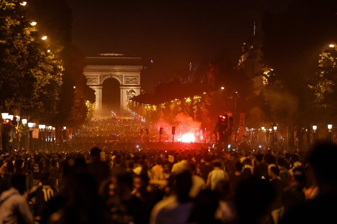 Die Avenue des Champs Élysées in Paris war mit PSG-Fans überfüllt. © APA/afp / ROMEO BOETZLE