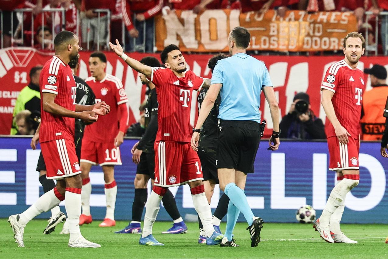 Die Bayern-Spieler protestieren heftig. © ANSA / RONALD WITTEK