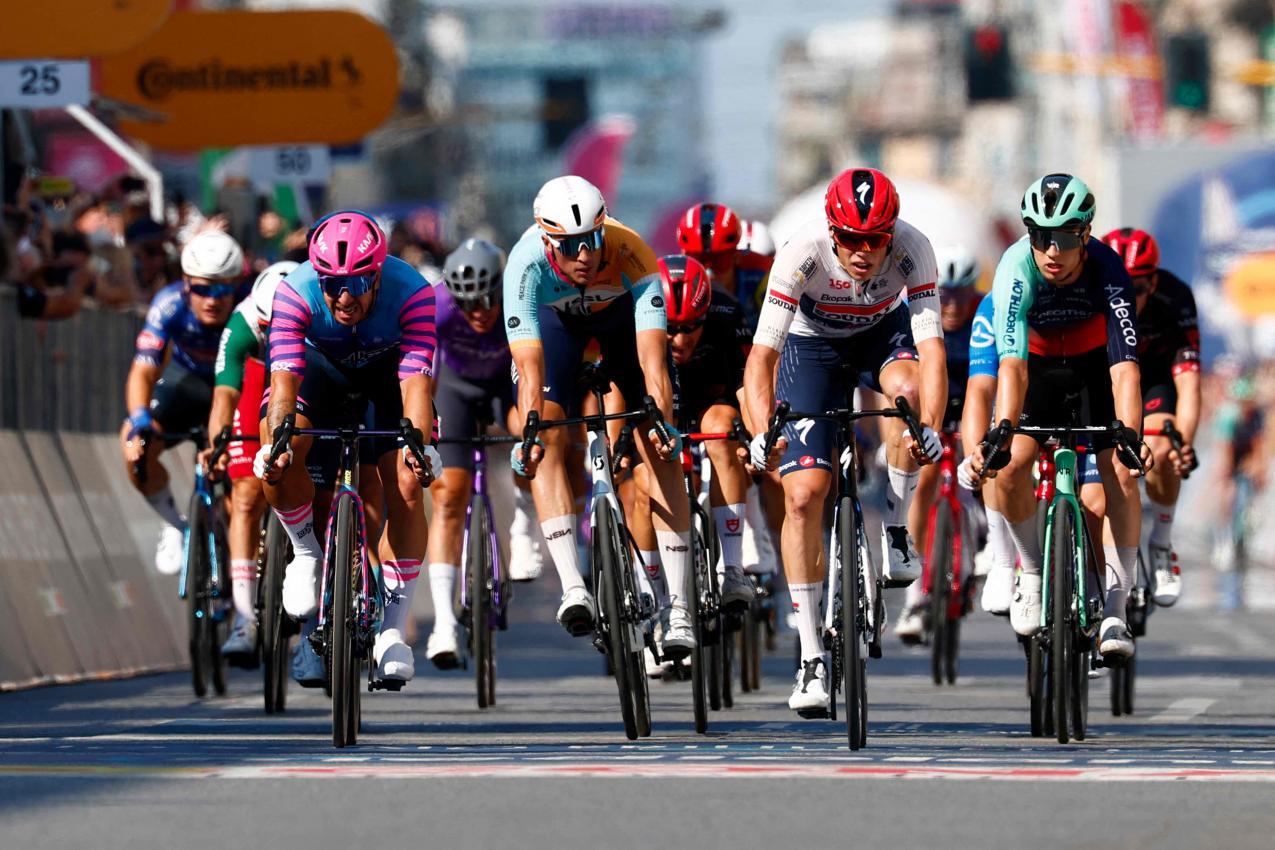 Die Sprinter erreichten knapp nach den vier Ausreißern das Ziel. © APA/afp / LUCA BETTINI