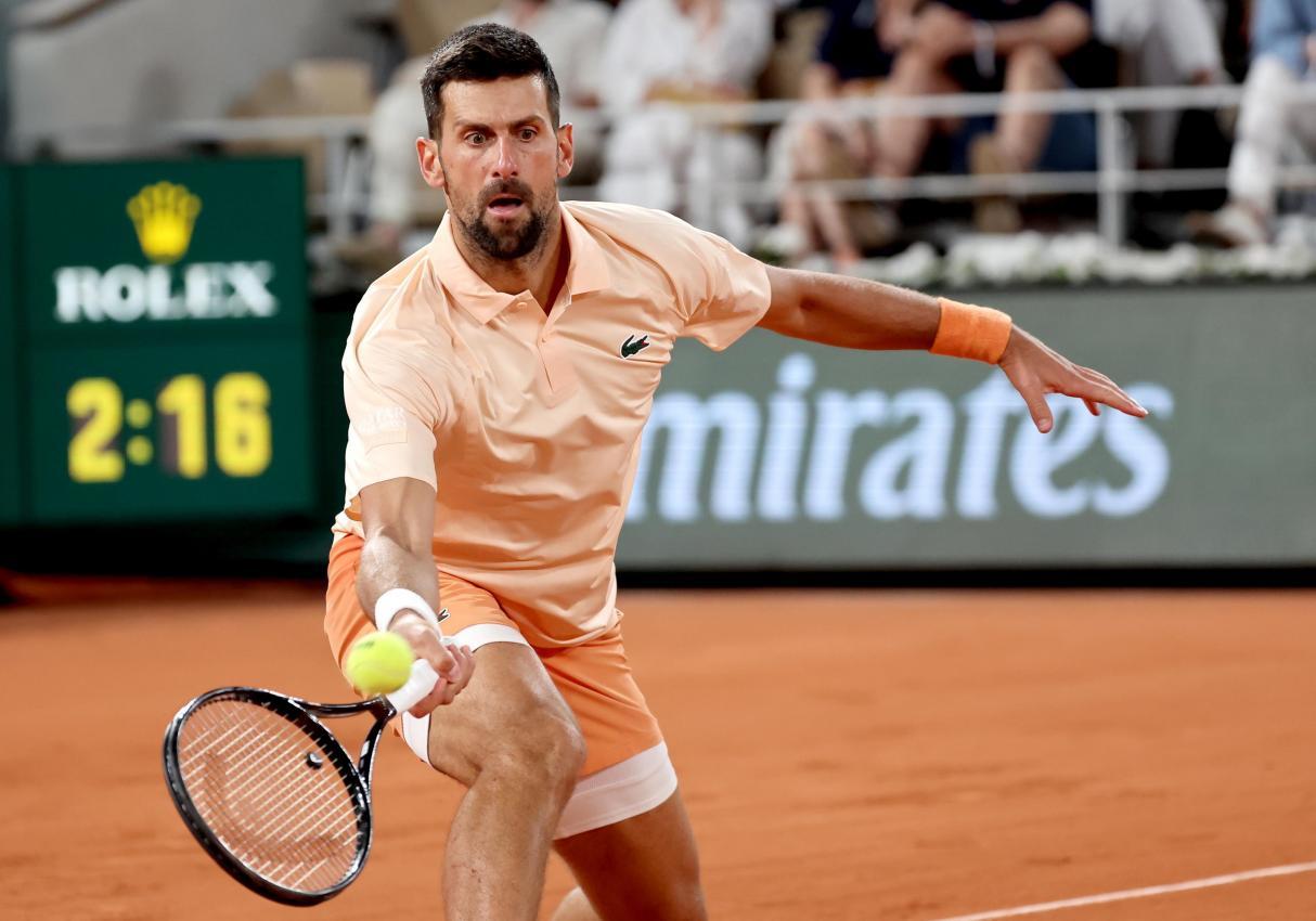 Djokovic hat die erste Hürde genommen. © ANSA / CHRISTOPHE PETIT TESSON