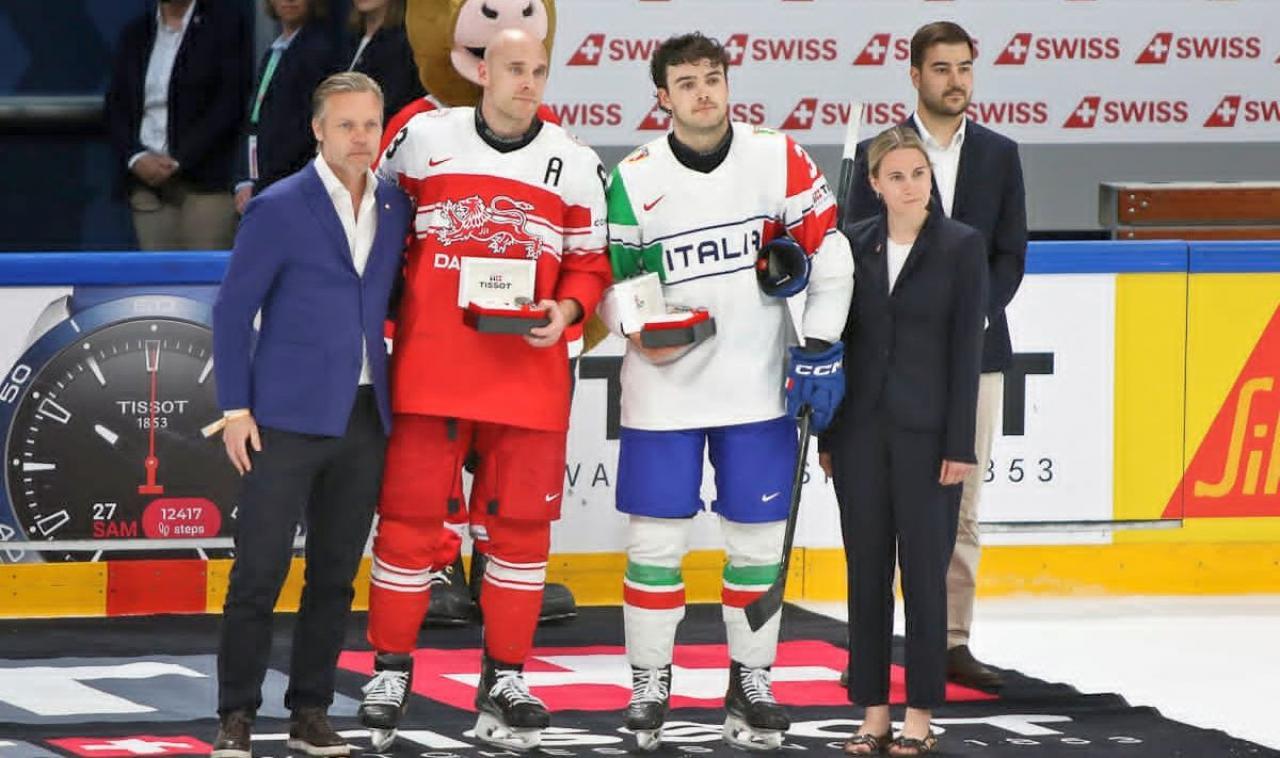 Doppeltorschütze Tommy Purdeller (3.v.l.) wurde zum Spieler des Spiels gewählt. © FISG/Carola Semino