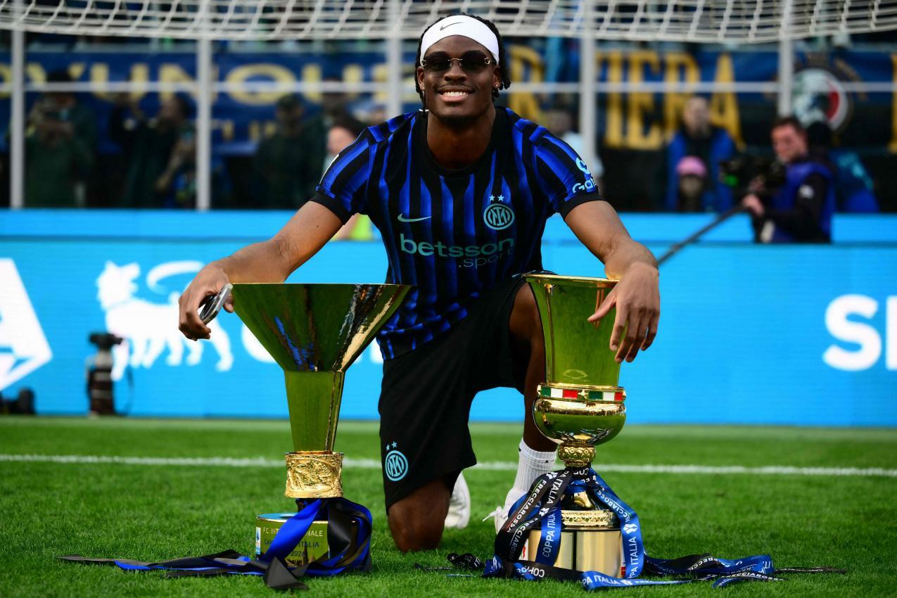 Doublesieger mit Inter, aber offenbar nicht im WM-Kader: Yann Bisseck. © APA/afp / MARCO BERTORELLO