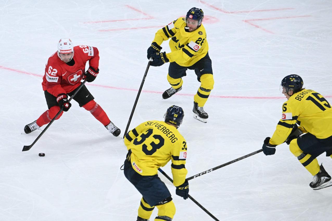 Drei Schweden gegen einen Schweizer. © APA/afp / SEBASTIEN BOZON