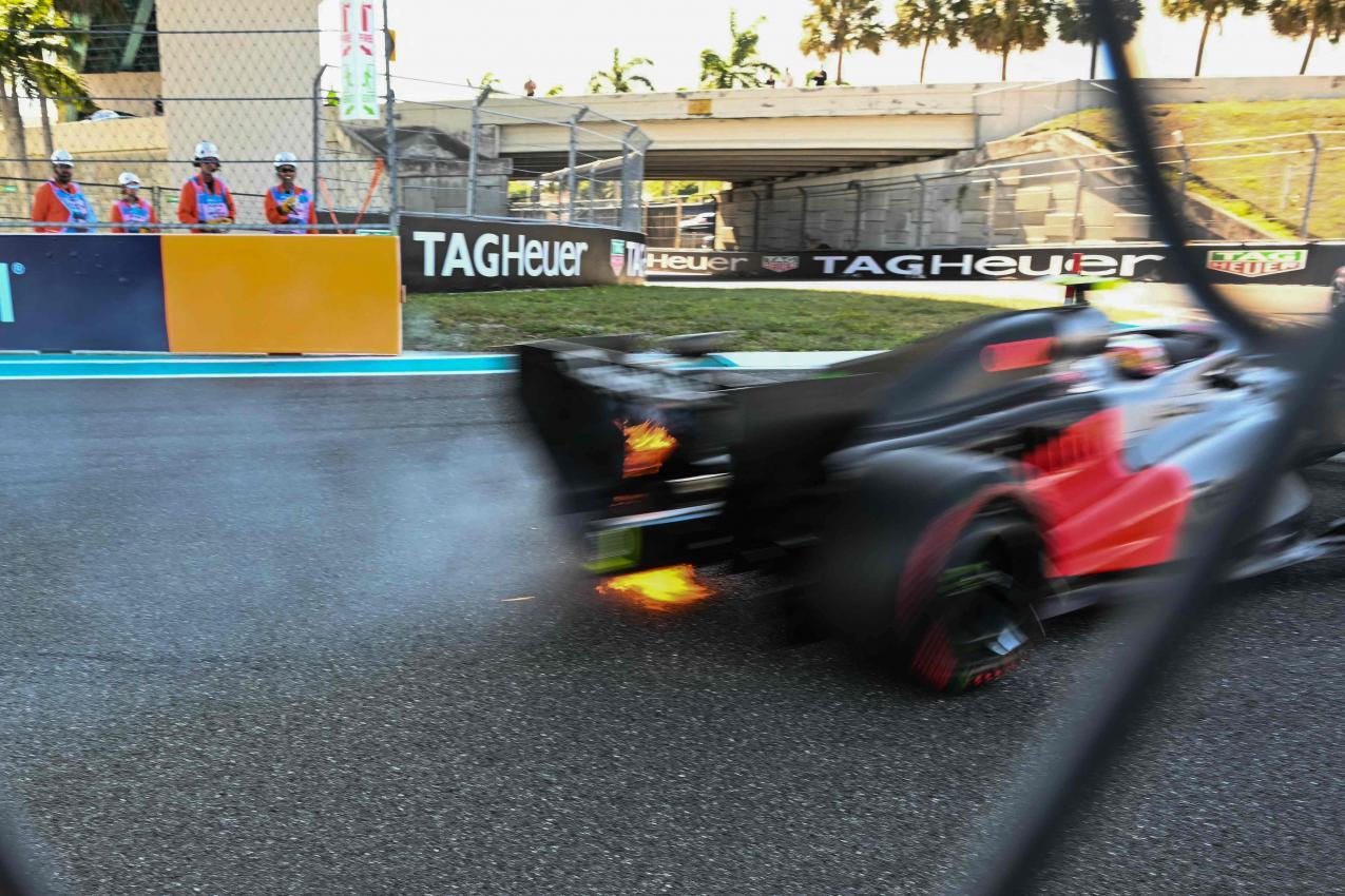 Ein Audi-Bolide ging sogar in Rauch auf. © APA/afp / CHANDAN KHANNA