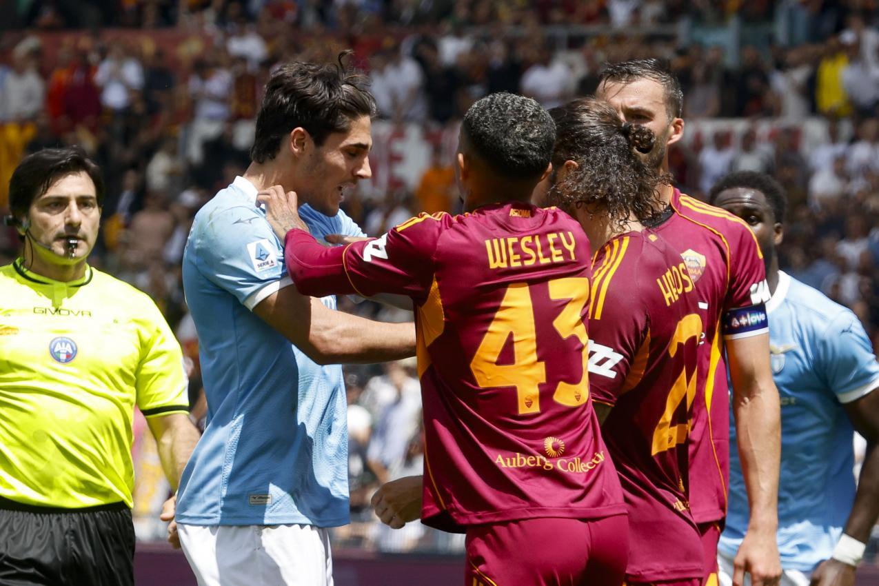 Eine Rudelbildung im Derby Della Capitale sorgte für zwei Platzverweise. © ANSA / FABIO FRUSTACI