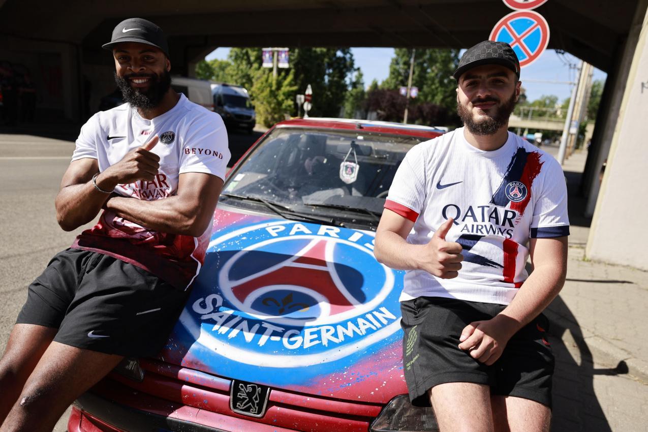 Einige PSG-Fans sind mit dem Auto nach Budapest gereist – so wie diese beiden Männern. © ANSA / ANNA SZILAGYI