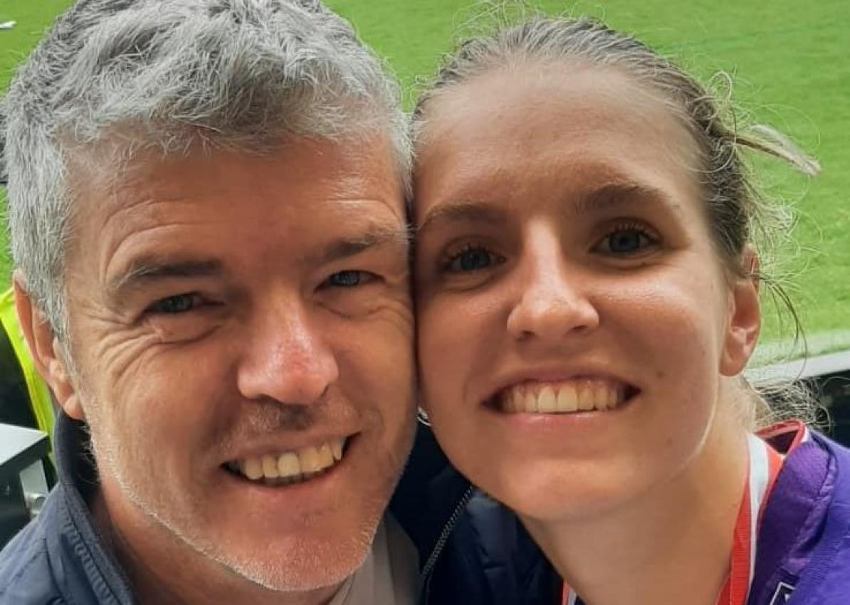 Elisa Pfattner mit ihrem Vater Alfons nach dem Pokal-Sieg.
