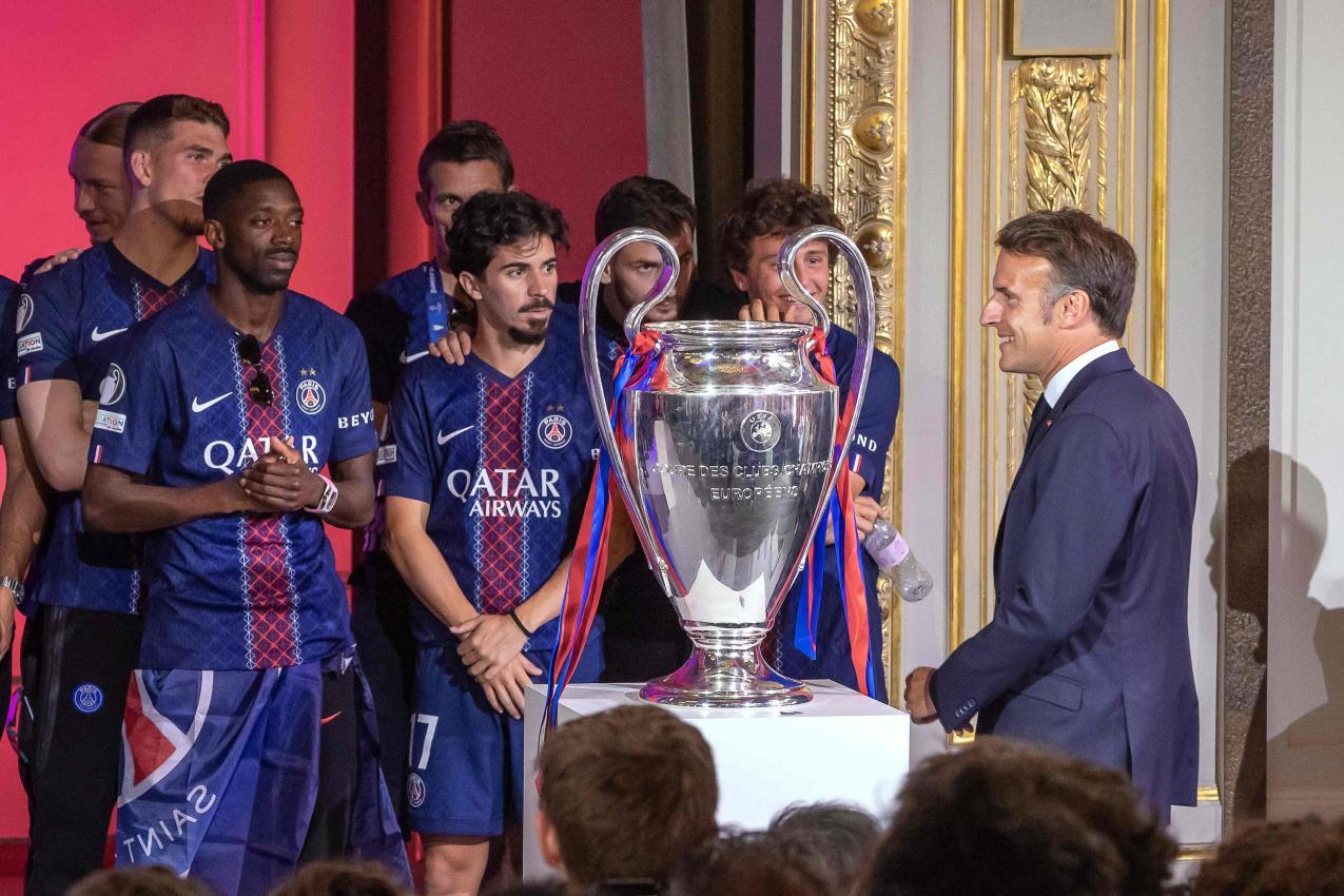 Emmanuel Macron empfing PSG am Sonntag. © APA/afp / CHRISTOPHE PETIT TESSON