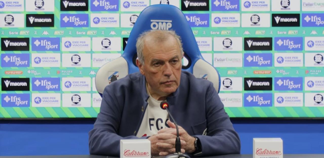 Fabrizio Castori während der Pressekonferenz in Genua.