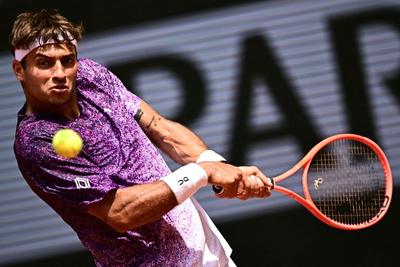 Flavio Cobolli träumt in Paris ganz groß. © APA/afp / JULIEN DE ROSA