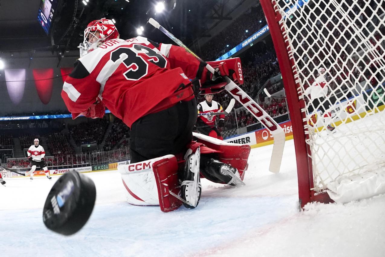 Florian Vorauer löste nach dem 0:6 Goalie David Kickert ab, aber auch er musste hinter sich greifen. © ANSA / CLAUDIO THOMA