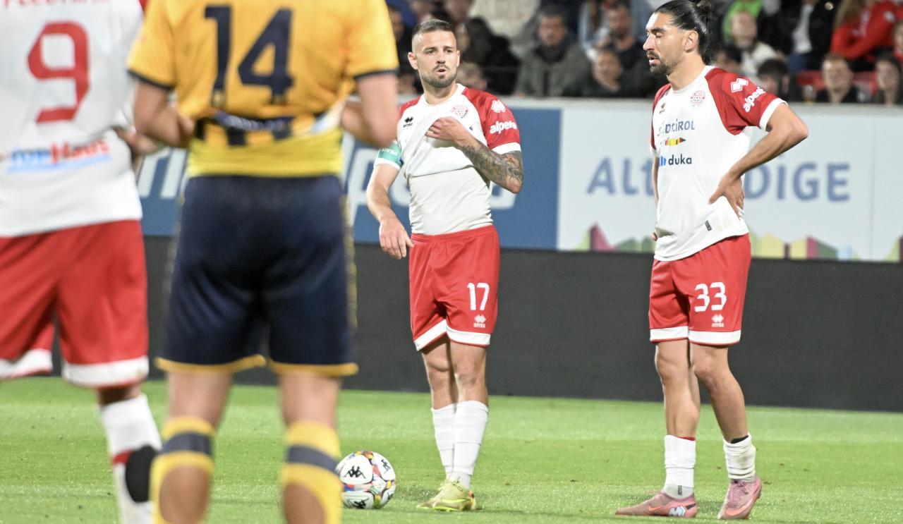 Freistoßspezialist Daniele Casiraghi (Mitte) wurde von seinem Trainer ausgewechselt.