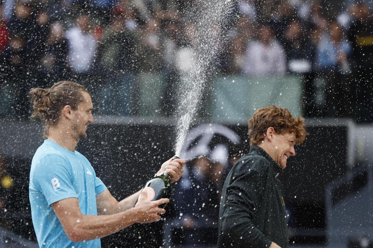 Für Zverev steht Sinner „zwei Stufen über allen anderen“. © ANSA / SERGIO PEREZ