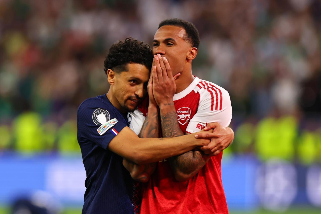 Gabriel (rechts) wurde nach dem verschossenen Elfmeter von PSG-Kapitän Marquinhos (links) getröstet. Die beiden fahren mit Brasilien zur WM. © ANSA / ANNA SZILAGYI