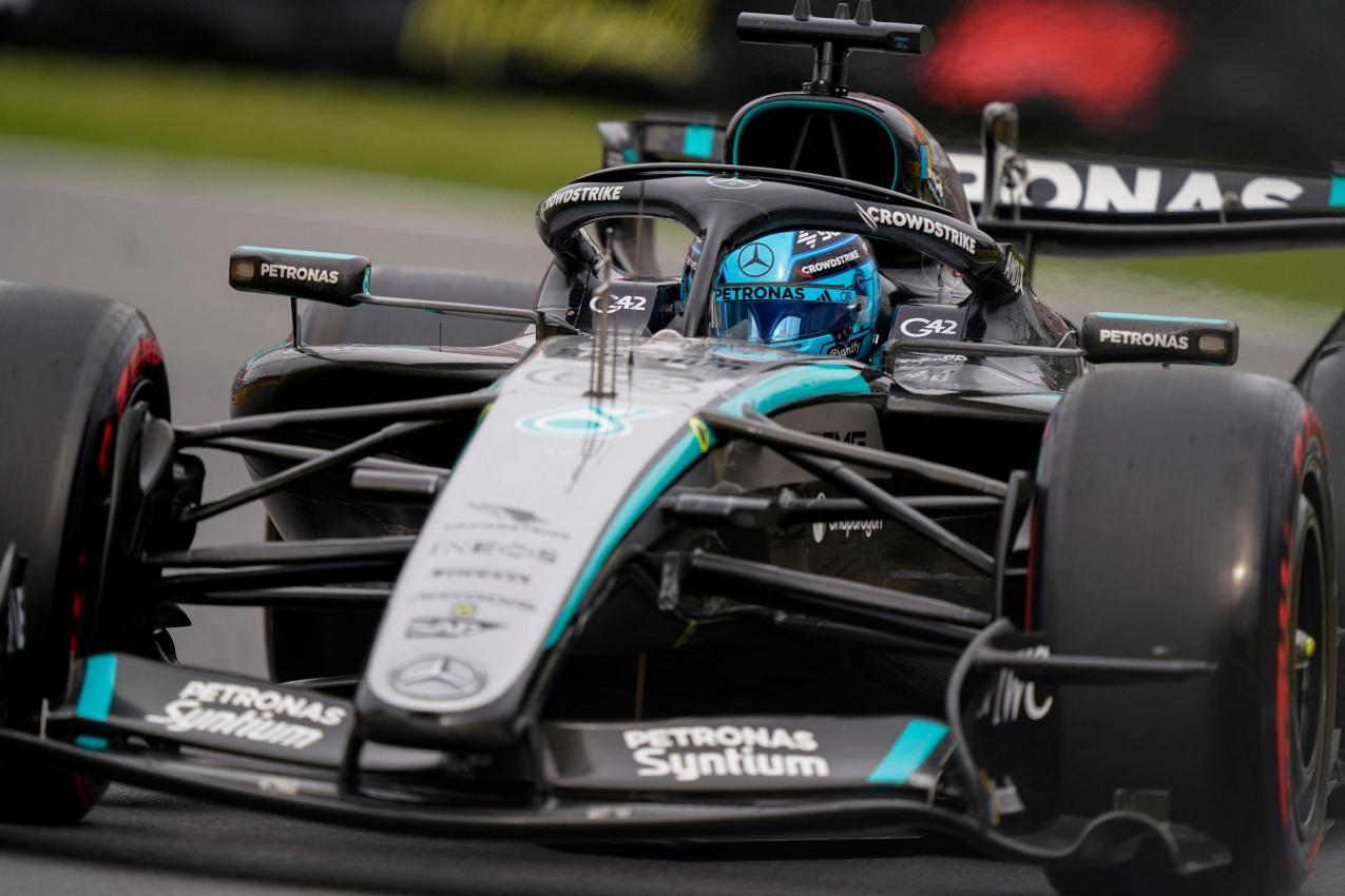 George Russell schlug seinen Teamkollegen Kimi Antonelli im Kampf gegen die Zeit. © APA/afp / GEOFF ROBINS