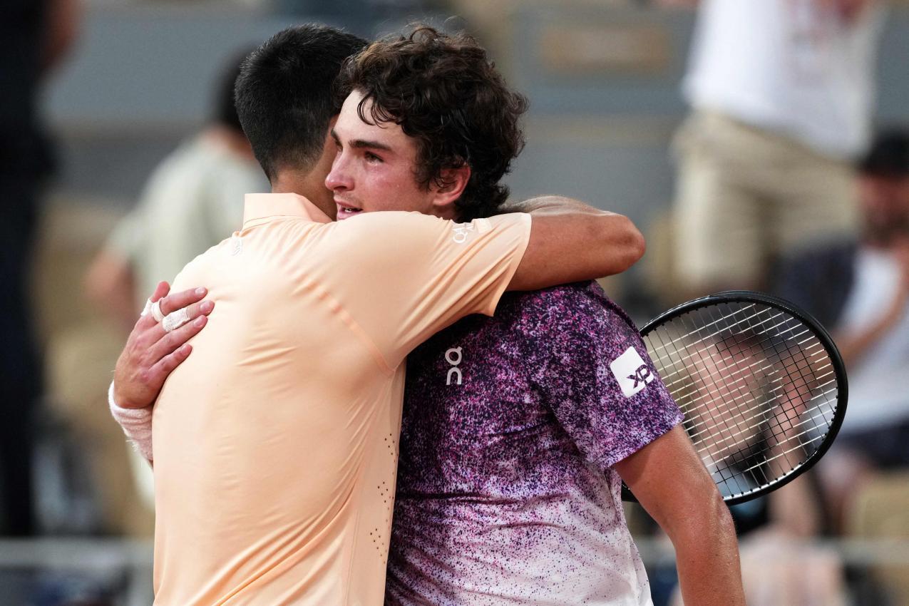 Gratulierten sich fair: Novak Djokovic und Joao Fonseca © APA/afp / DIMITAR DILKOFF