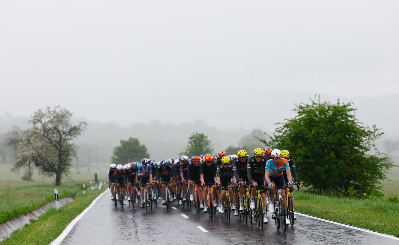 Heftiger Regen erschwerte den Radprofis die Bedingungen. © APA/afp / LUCA BETTINI