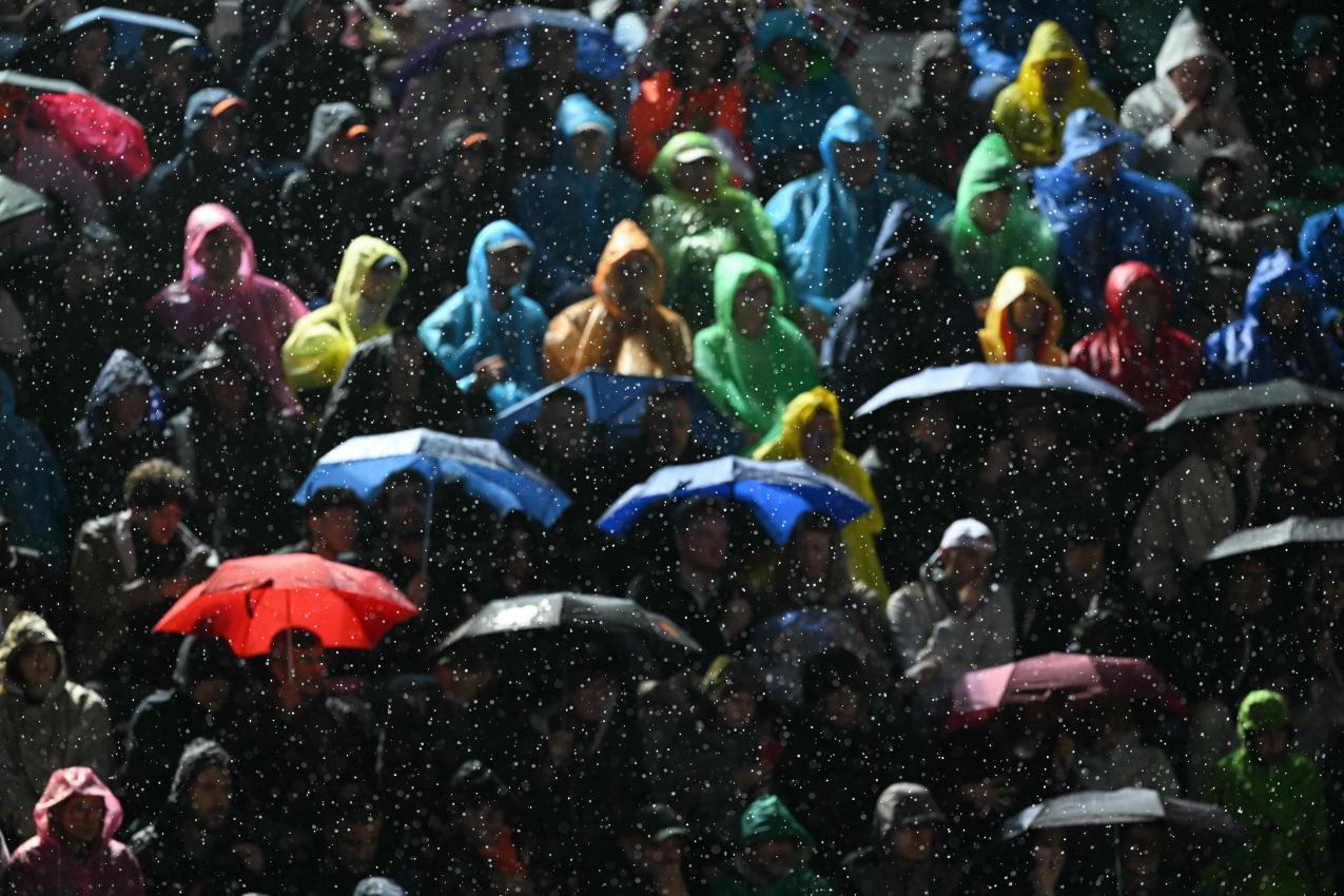 In Rom kam starker Regen auf. © APA/afp / TIZIANA FABI
