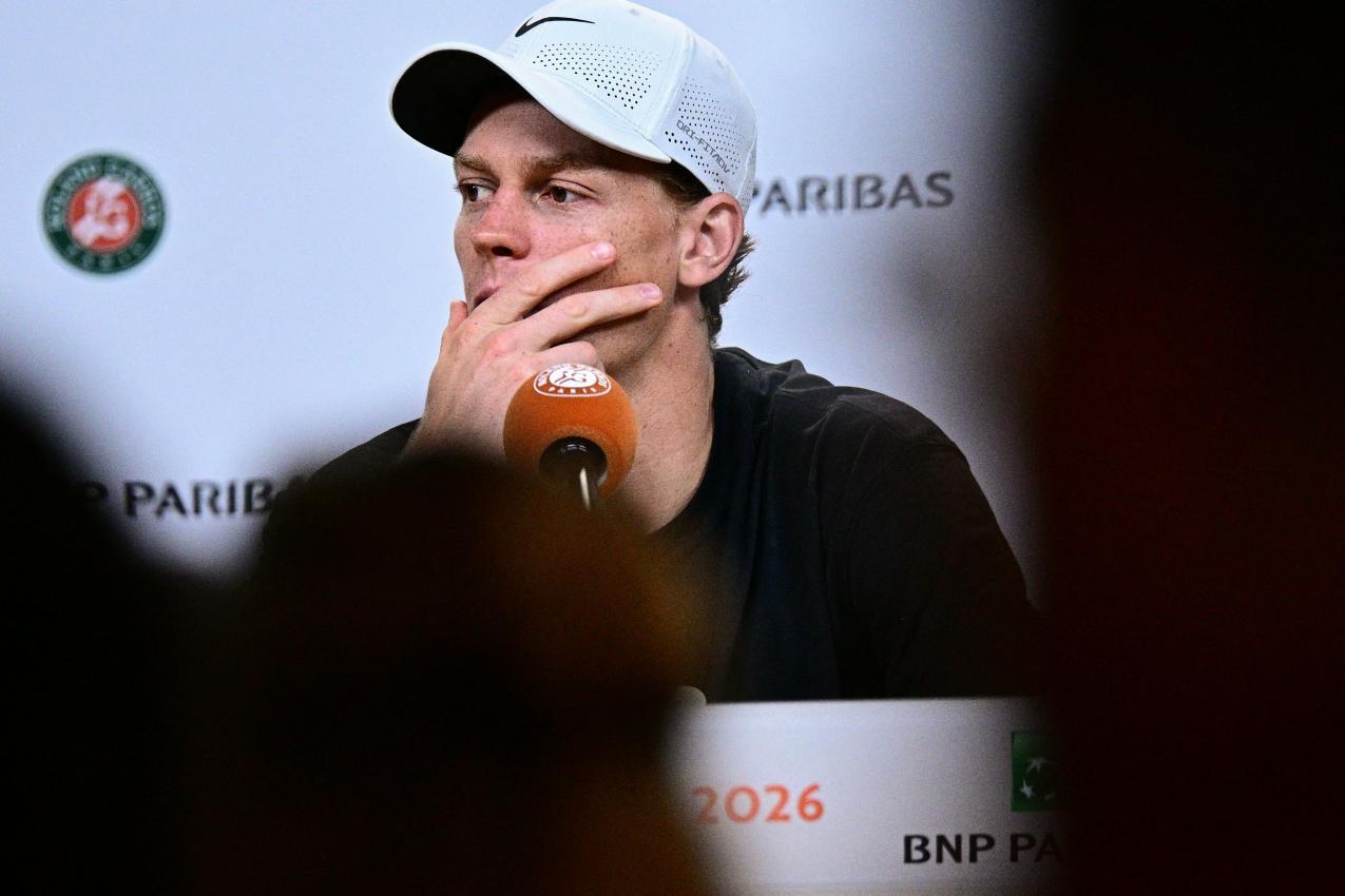 Jannik Sinner bei der anschließenden Pressekonferenz. © APA/afp / JULIEN DE ROSA