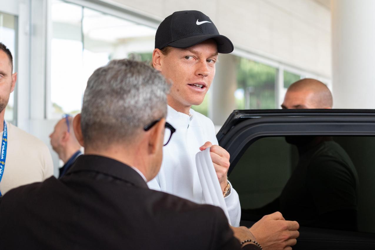 Jannik Sinner bei seiner Ankunft am Flughafen Ciampino. © ANSA / Telenews