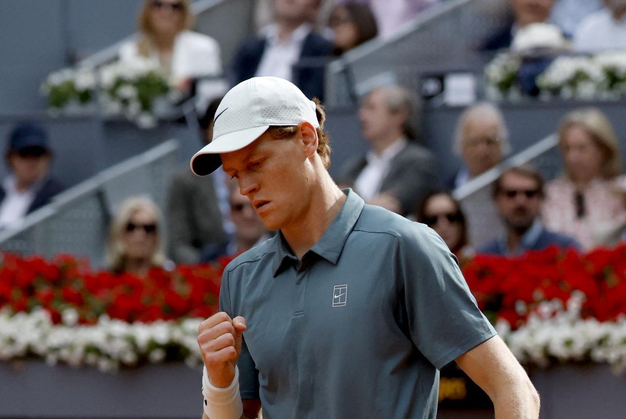 Jannik Sinner ist ein einzigartiger Rekord gelungen. © APA/afp / OSCAR DEL POZO