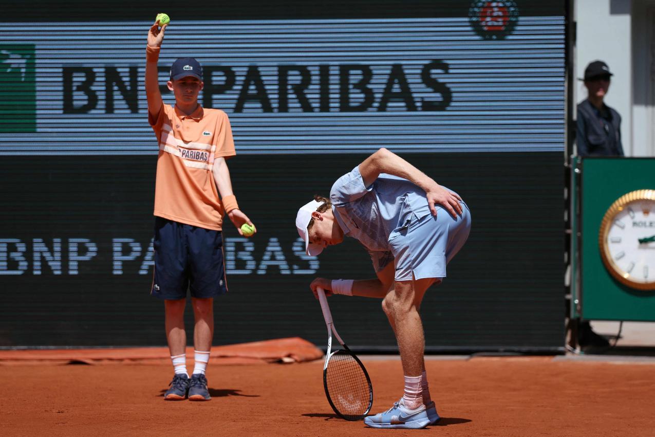Jannik Sinner litt in der extremen Hitze von Paris. © APA/afp / ALAIN JOCARD