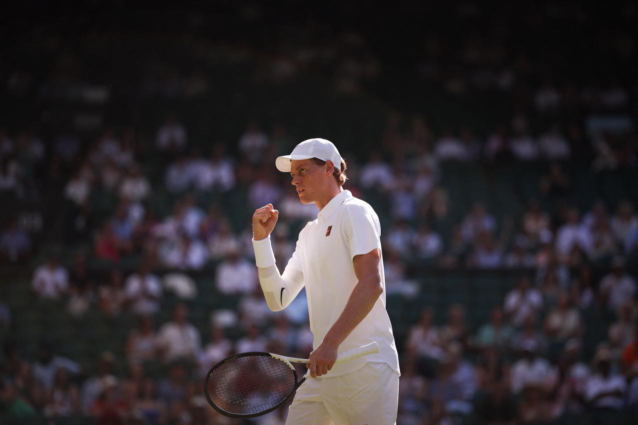 Jannik Sinner peilt die Titelverteidigung in Wimbledon an. © AFP / HENRY NICHOLLS