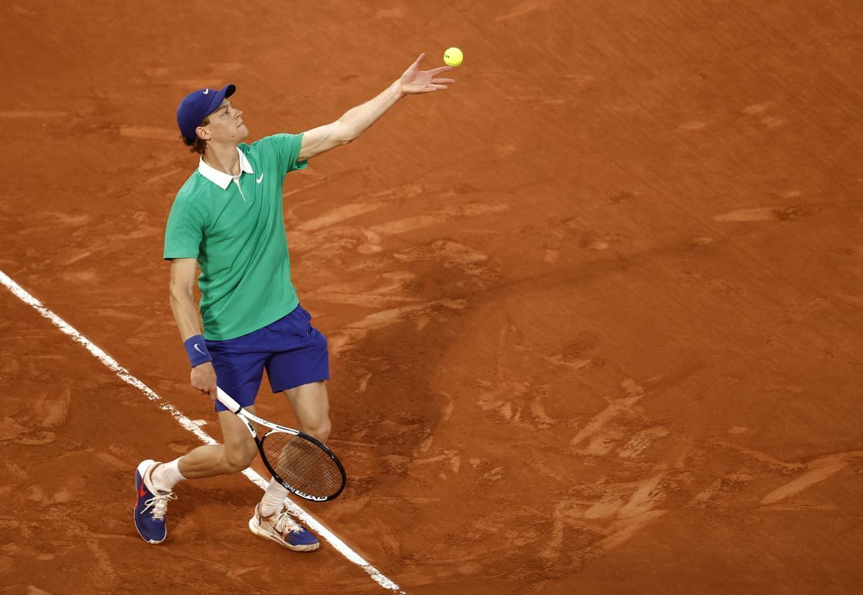 Jannik Sinner schlägt kommende Woche in Roland Garros auf – und will dort erstmals den Turniersieg. © ANSA / YOAN VALAT